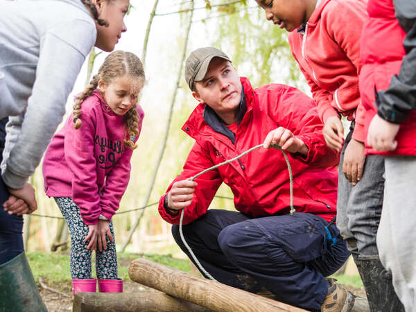 adult_leader_teaching_rope_skills